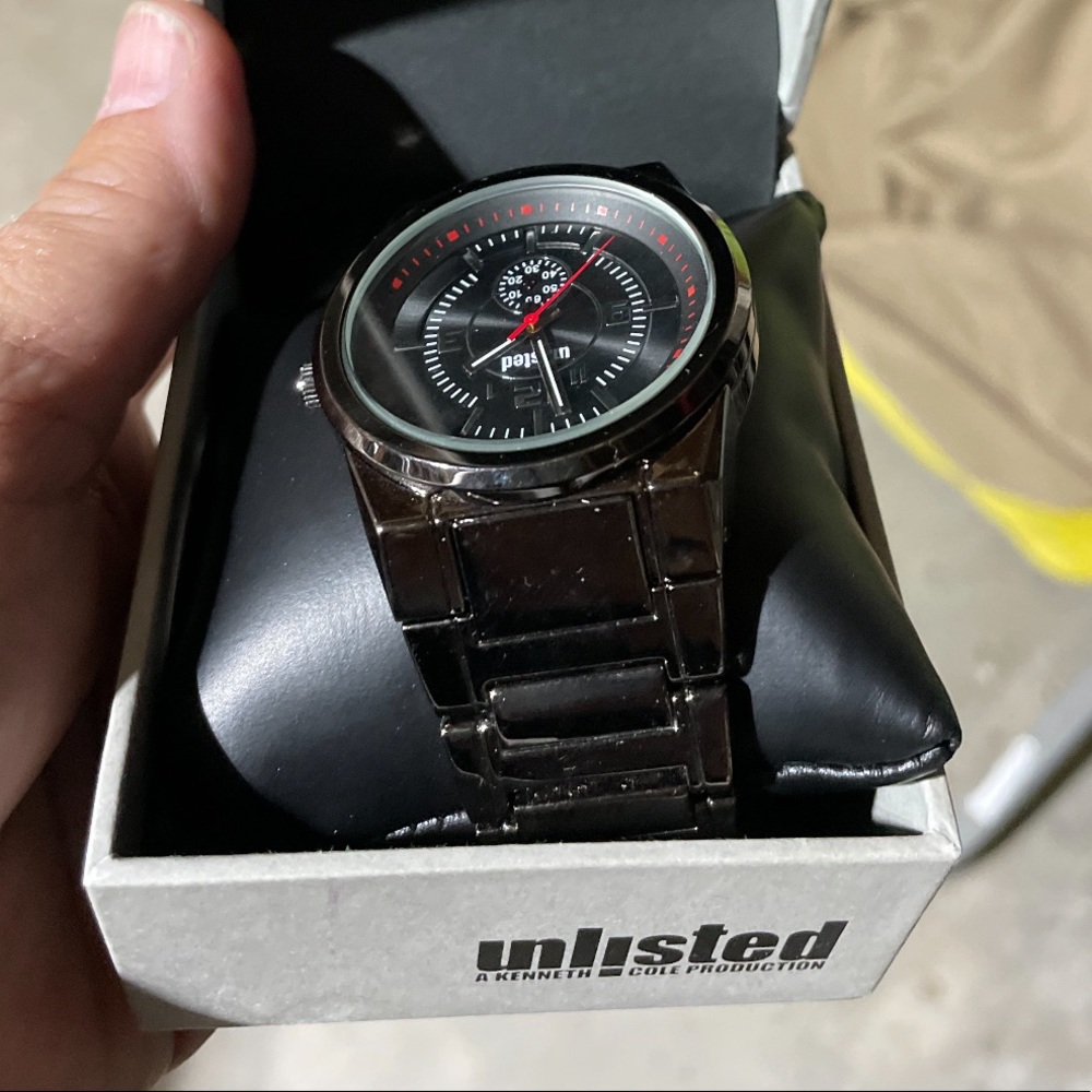 Unlisted metal bracelet watch